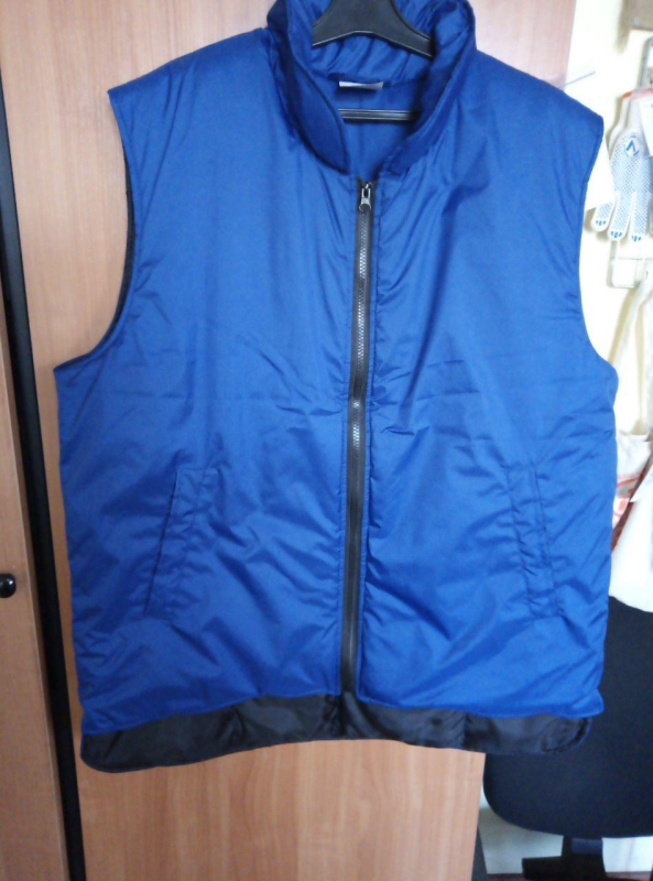 Жилет утеплений з подовженою спинкою, універсальний. - фото