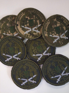 Шеврон МІНІСТЕРСТВА ОБОРОНИ УКРАЇНИ р. 8х8 на оливі, пікселі. - фото