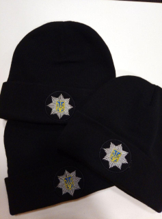 Шапка зимова в'язана ЧОРНА  для поліції, з кокардою , р.універсальний - фото