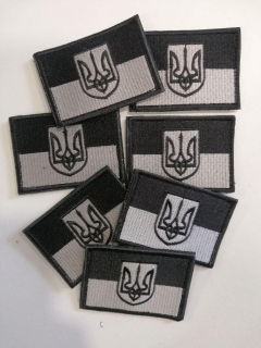Шеврон вишитый ПРАПОР УКРАИЇНИ  з  ТРИЗУБОМ, чорно-сірий  р. 7 х 5 см - фото