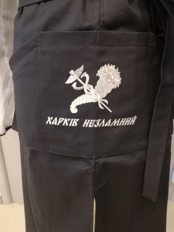 Фартух офіціанта  ЧОРНИЙ з вишивкою "ХАРКІВ НЕЗЛАМНИЙ" - фото №2