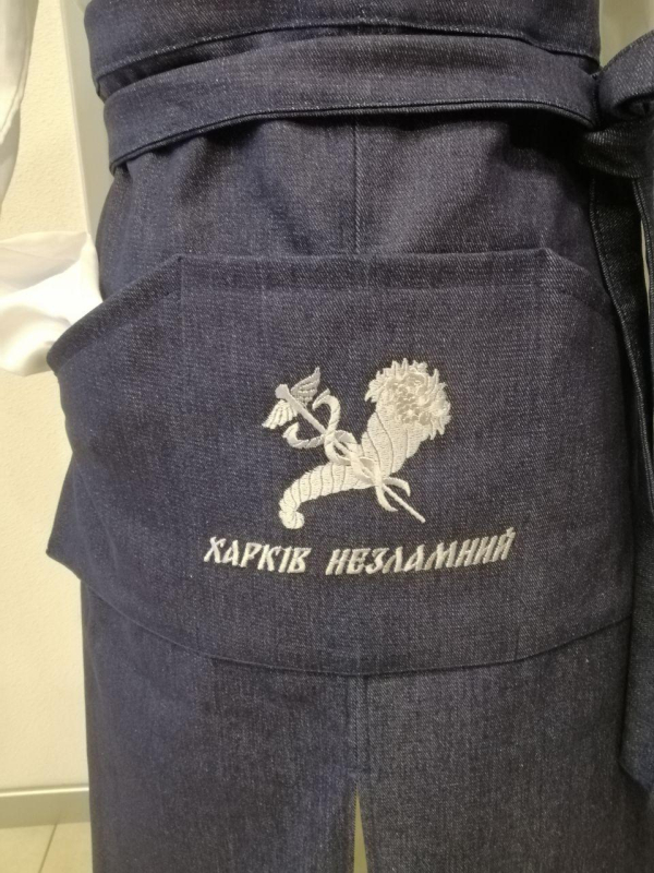 Фартух ДЖІНСОВИЙ для офіціанта, з вишивкою "ХАРКІВ НЕЗЛАМНИЙ" - фото №2