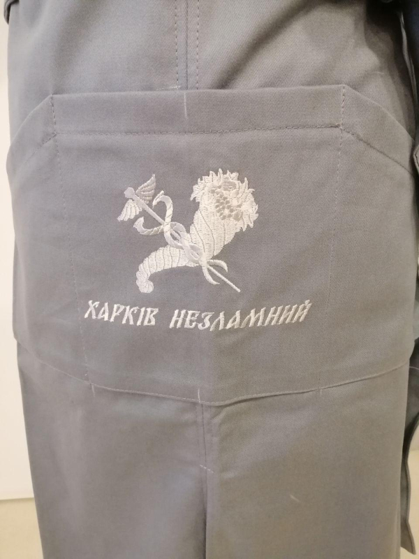 Фартух офіціанта СІРИЙ з вишивкою "ХАРКІВ НЕЗЛАМНИЙ" - фото №2