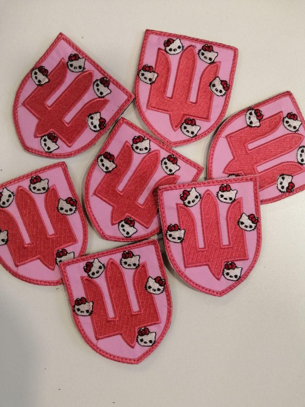 Шеврон вишитий  Hello Kitty на рожевому  Тризубі , р. 6.5 х 7.5 см - фото