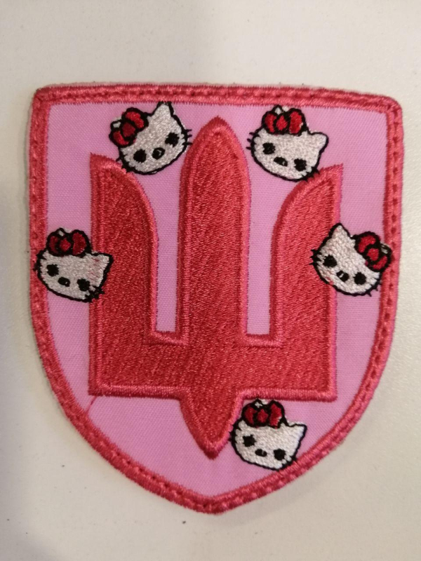 Шеврон вишитий  Hello Kitty на рожевому  Тризубі , р. 6.5 х 7.5 см - фото №2