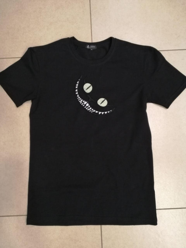 Футболка бавоняна ЧОРНА з  вишивкою ПОСМІШКА ЧЕШИРСЬКОГО КОТА, р.M,Л,ХЛ - фото