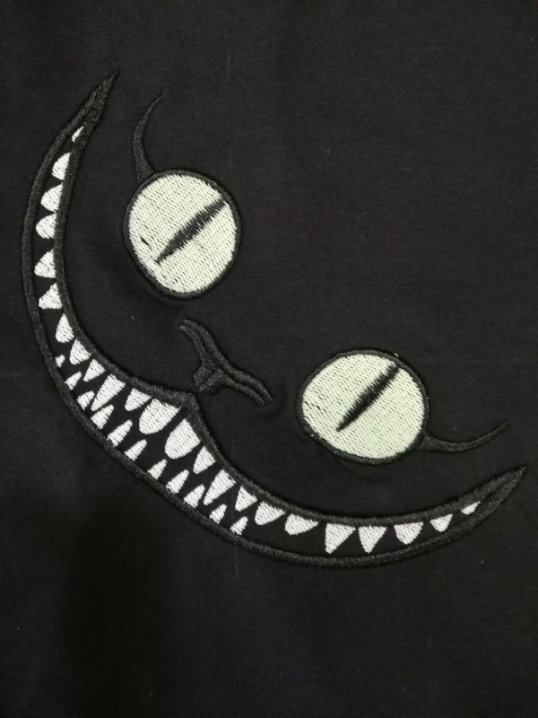 Футболка бавоняна ЧОРНА з  вишивкою ПОСМІШКА ЧЕШИРСЬКОГО КОТА, р.M,Л,ХЛ - фото №2