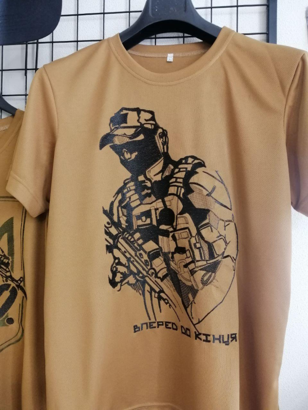 Футболка чоловіча, КОЙОТ, CoolMax, з вишивкою на грудях ВПЕРЕД.ДО КІНЦЯ!  р.М - фото