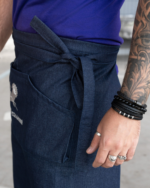 Фартух ДЖІНСОВИЙ укорочений для офіціанта, з вишивкою "ХАРКІВ НЕЗОЛОМНІЙ" - фото №2