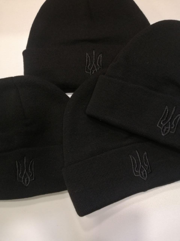 Шапка зимова в,язана ЧОРНА з вишивкою "Тризуб" , р. універсальний - фото