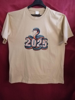 Футболка чоловіча бавовняна  БІЖЕВА, з символом 2025 року (ЗМІЯ)  р. 60(5/6) - фото