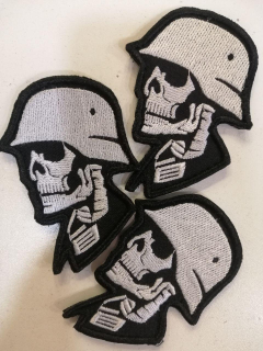 Шеврон вишитий ЧЕРЕП В КАСЦІ, чорно-білий, р. 8.5 х 6.0 - фото