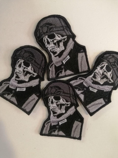 Шеврон вишитий ЧЕРЕП В КАСЦІ , з окулярами, чорно-білий, р. 8.5 х 6.0 - фото