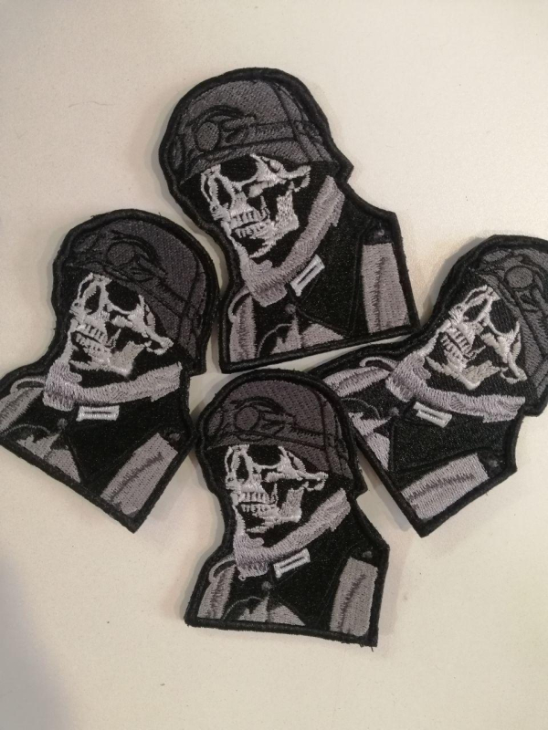 Шеврон вишитий ЧЕРЕП В КАСЦІ , з окулярами, чорно-білий, р. 8.5 х 6.0 - фото