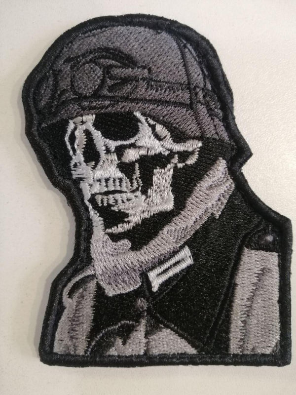 Шеврон вишитий ЧЕРЕП В КАСЦІ , з окулярами, чорно-білий, р. 8.5 х 6.0 - фото №2