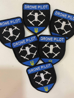 Шеврон вишитий ПІЛОТ ДРОНА (англ) фон чорный, р.6.5 х 8 - фото