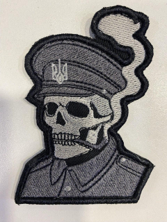 Шеврон вишитий ЧЕРЕП В КАШКЕТІ з Тризубом, чорно-білий, р.9.5 х 7.0 - фото