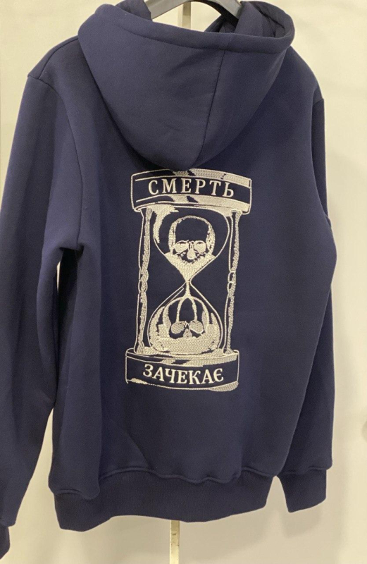 Худі  з принтом СМЕРТЬ ЗАЧЕКАЄ на спині, темно-синя р.S, Л - фото